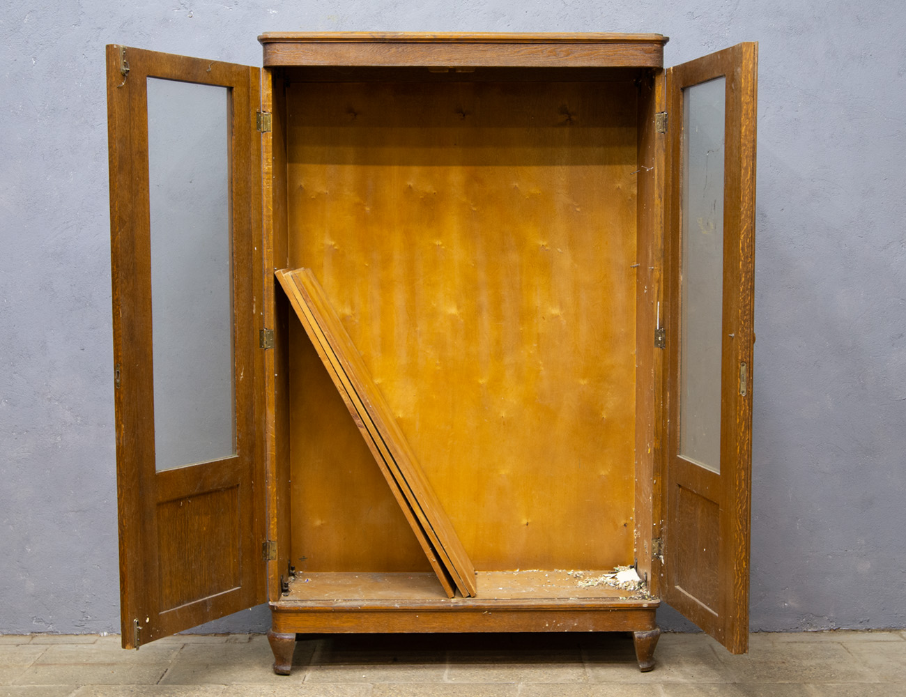 Винтажный книжный шкаф