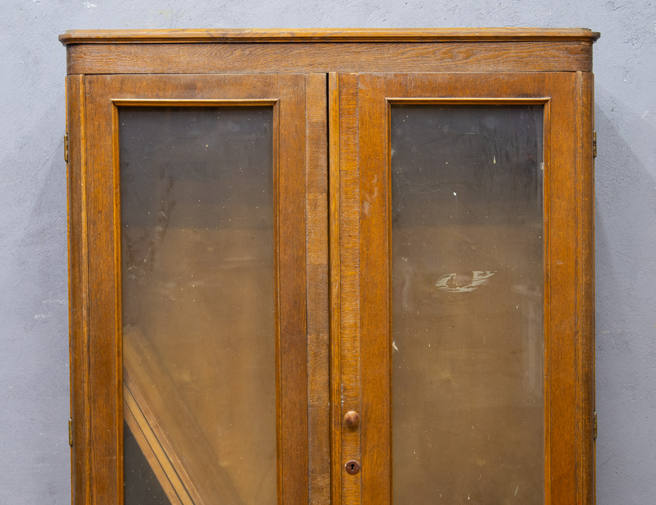 Винтажный книжный шкаф