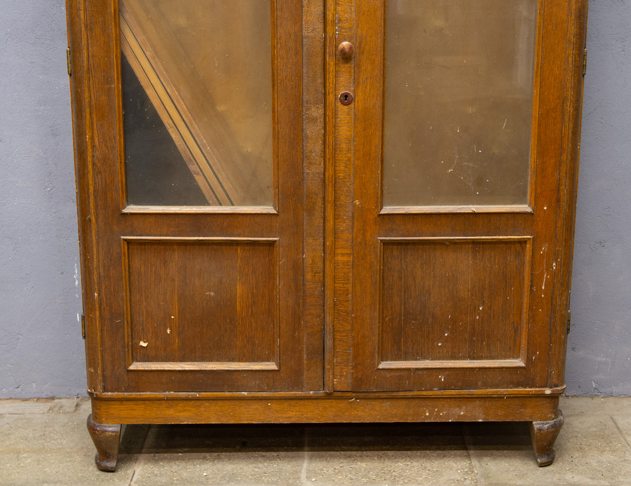 Винтажный книжный шкаф