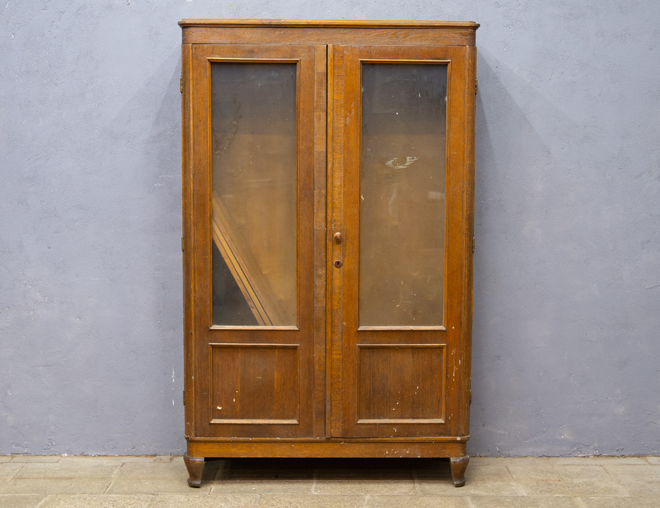 Винтажный книжный шкаф