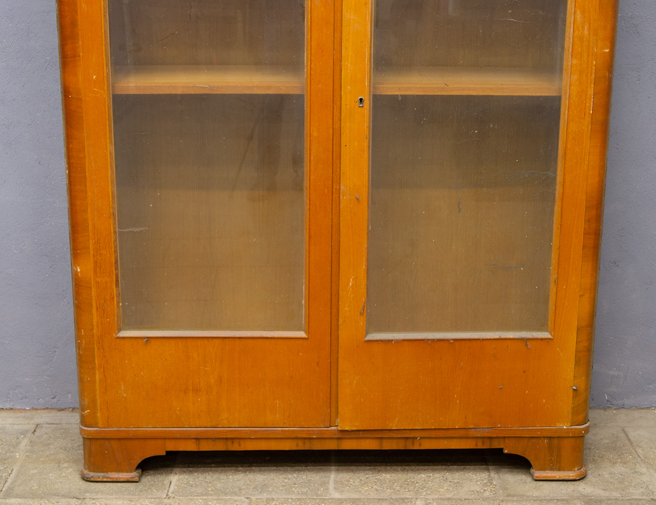 Винтажный книжный шкаф