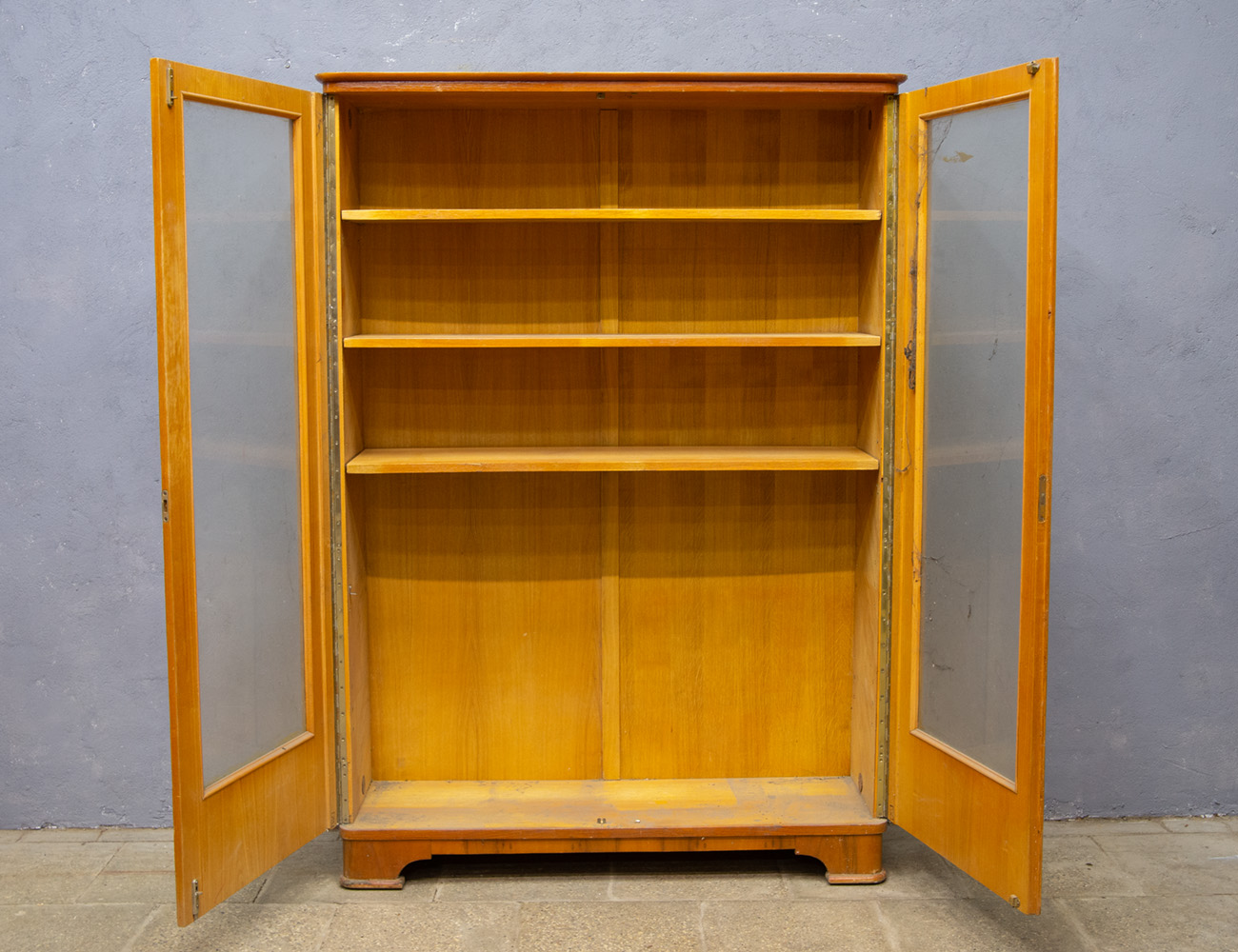 Винтажный книжный шкаф