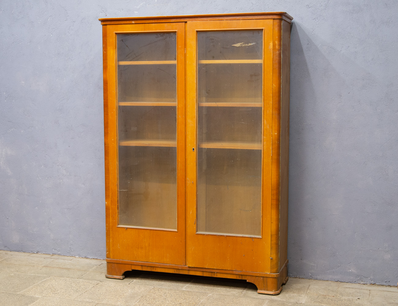 Винтажный книжный шкаф