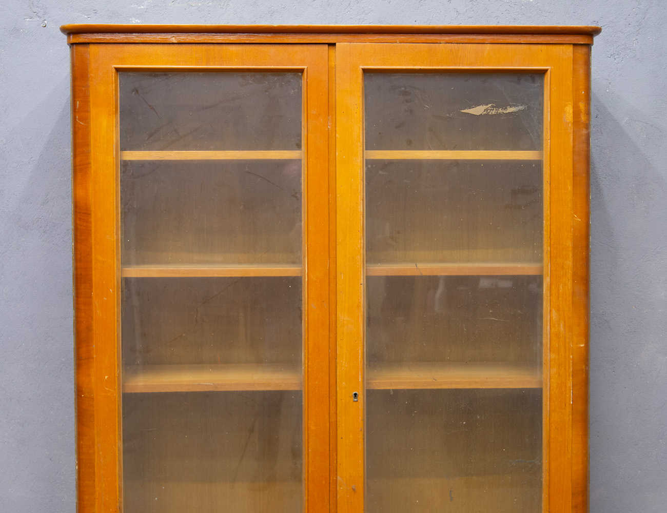 Винтажный книжный шкаф