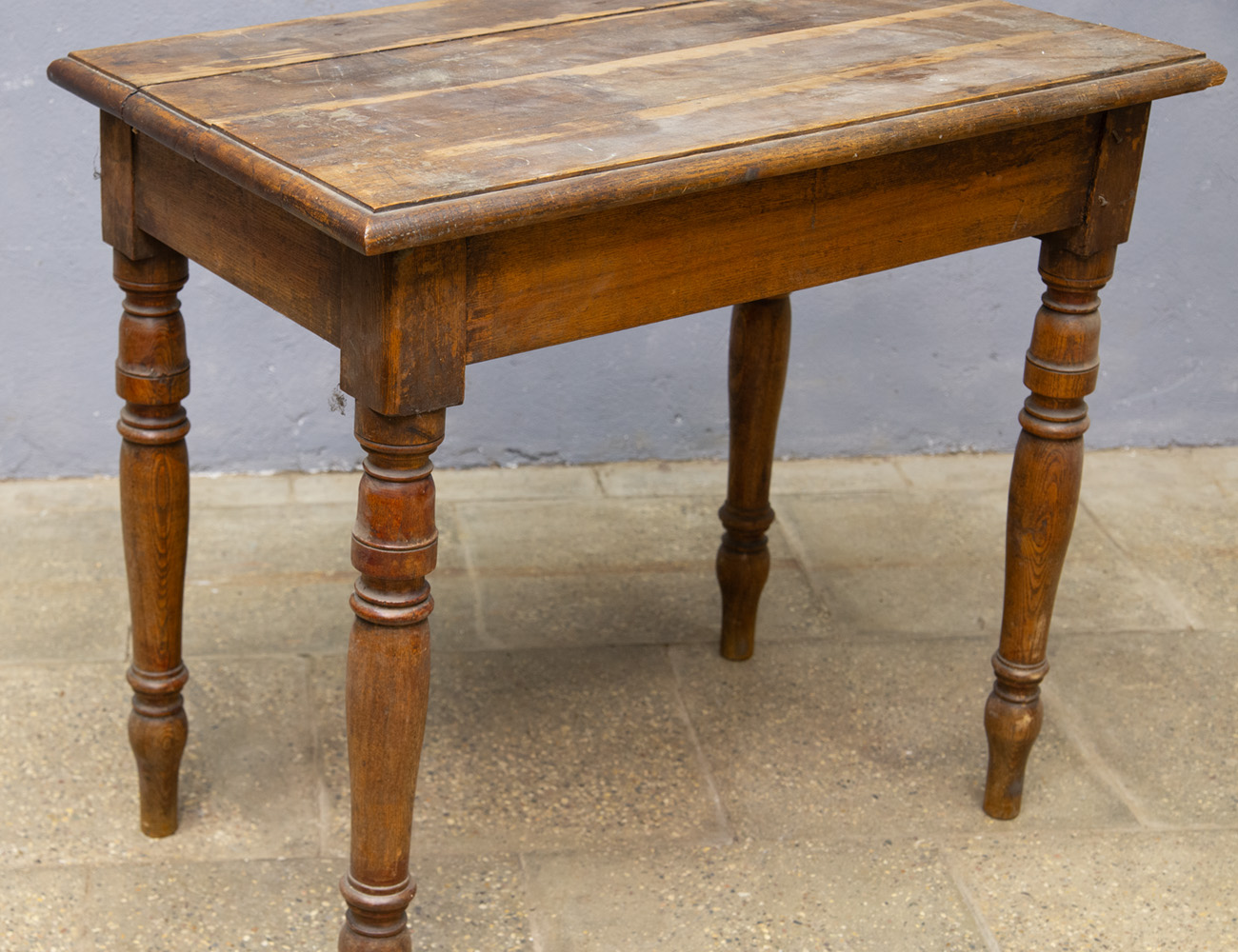 Старинный дубовый столик