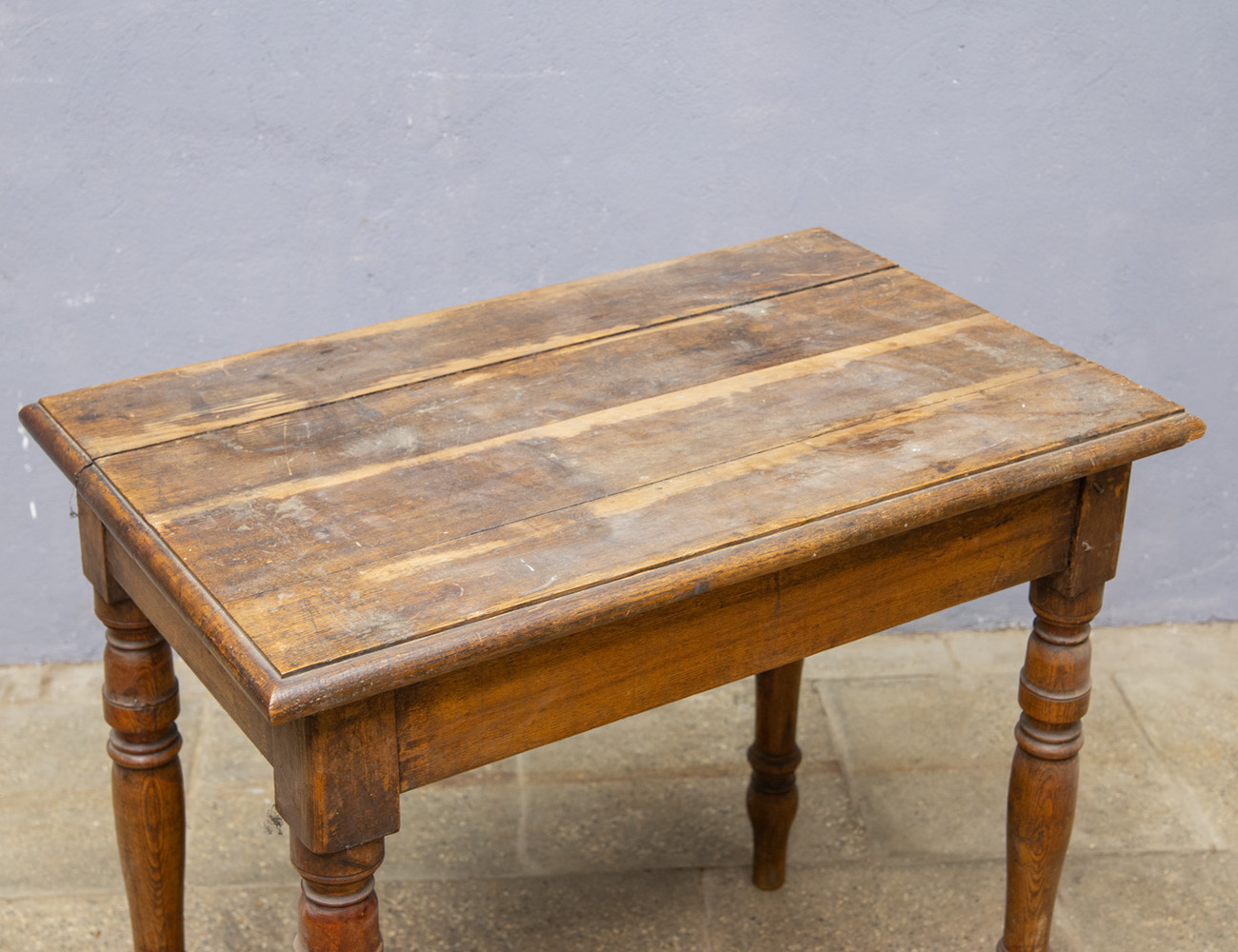 Старинный дубовый столик