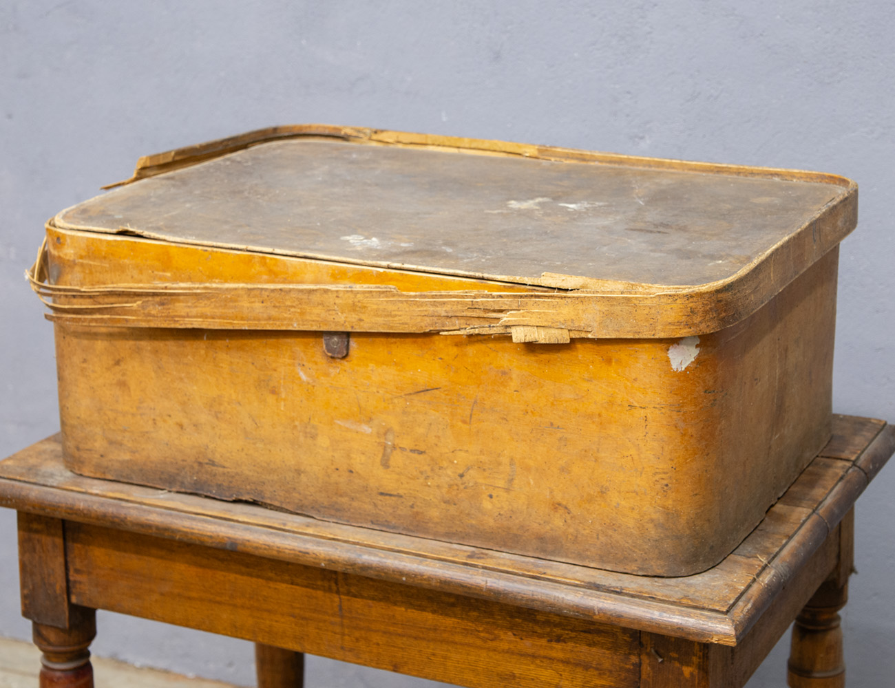 Старинная коробка для платьев