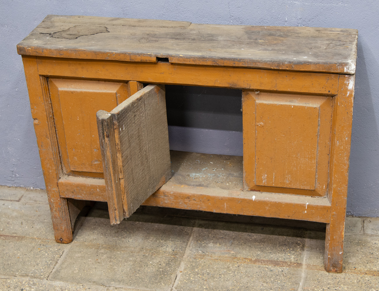 Старинная деревенская кухонная тумба