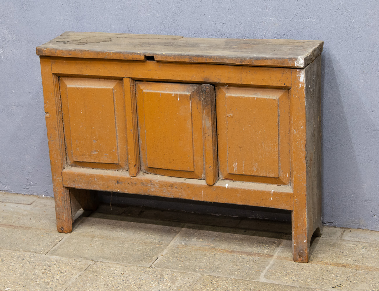 Старинная деревенская кухонная тумба