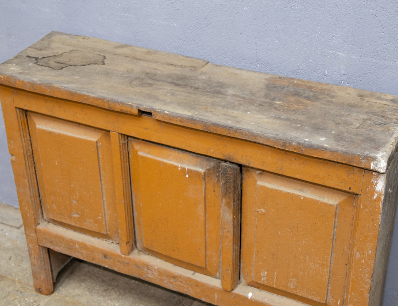 Старинная деревенская кухонная тумба