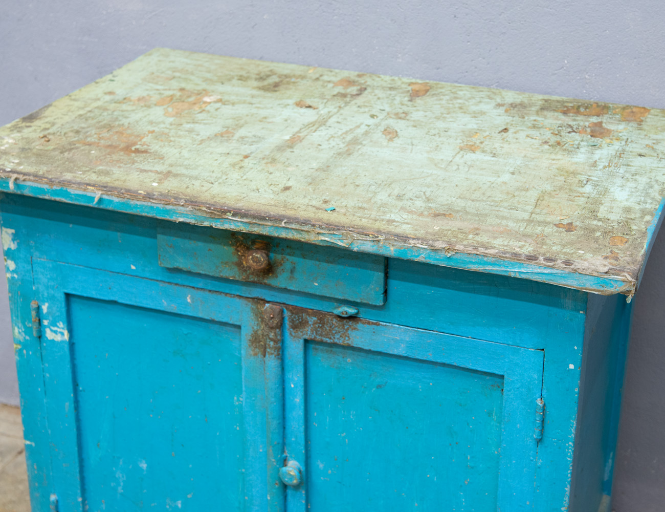 Старинная деревенская тумба