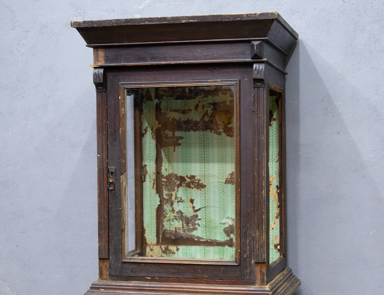 Старинная посудная горка