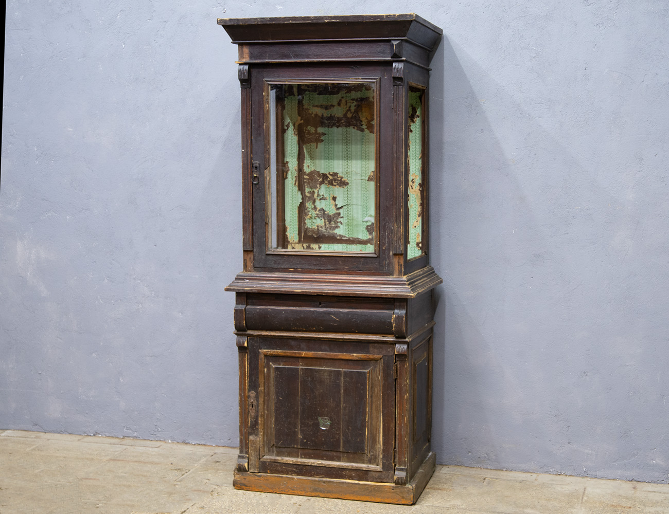 Старинная посудная горка