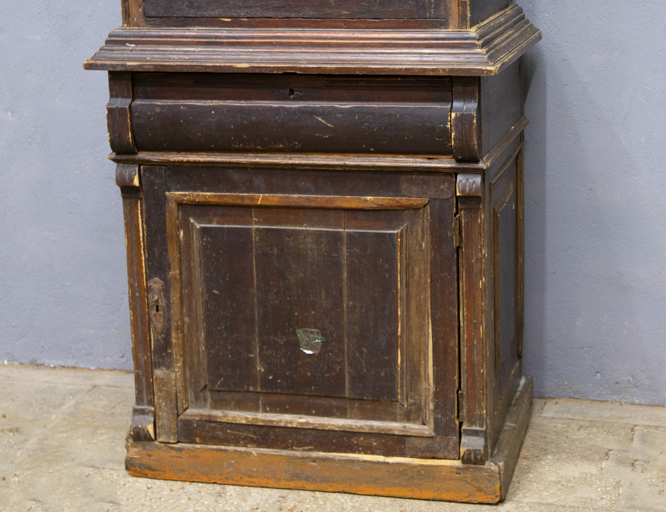 Старинная посудная горка