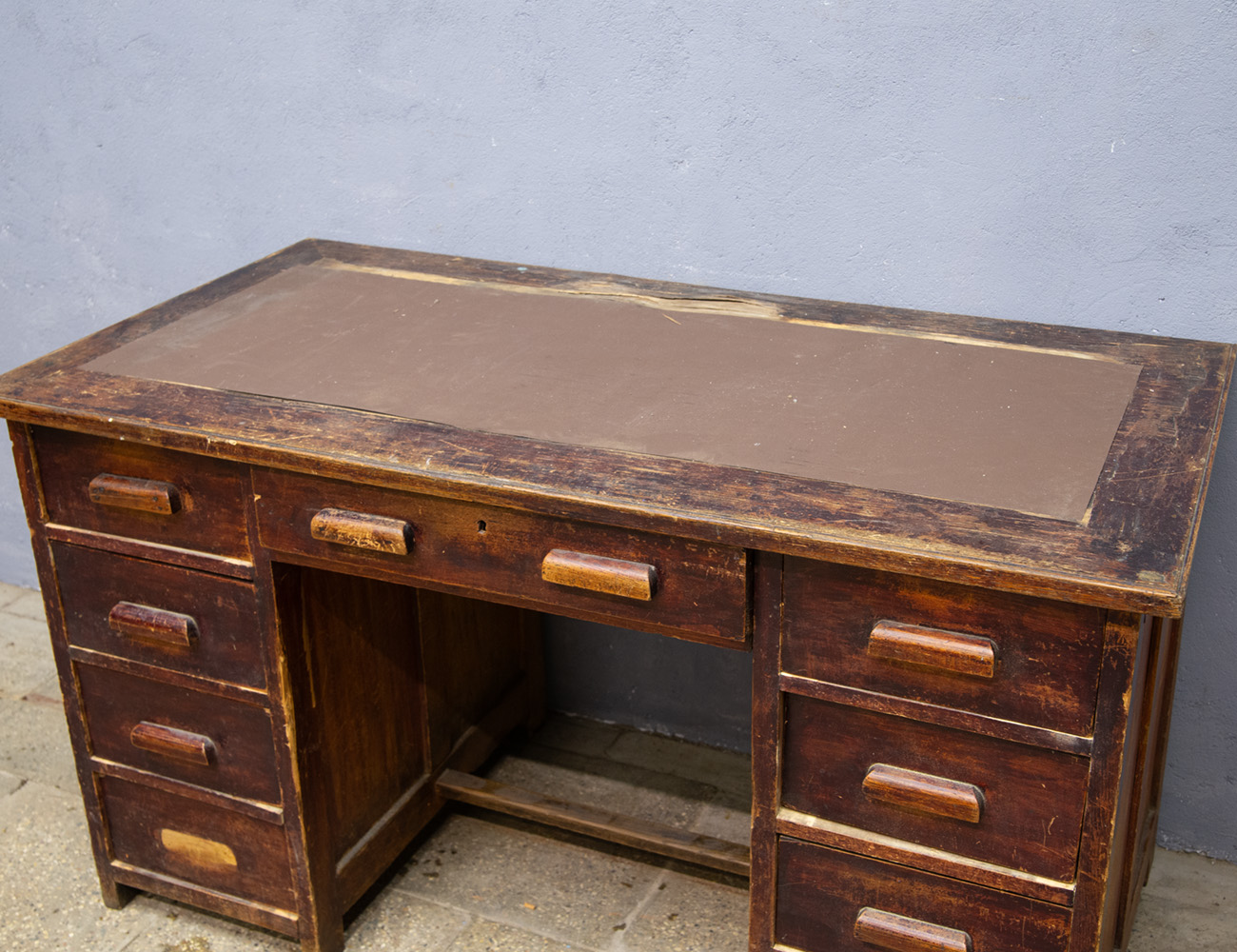 Старинный конторский письменный стол
