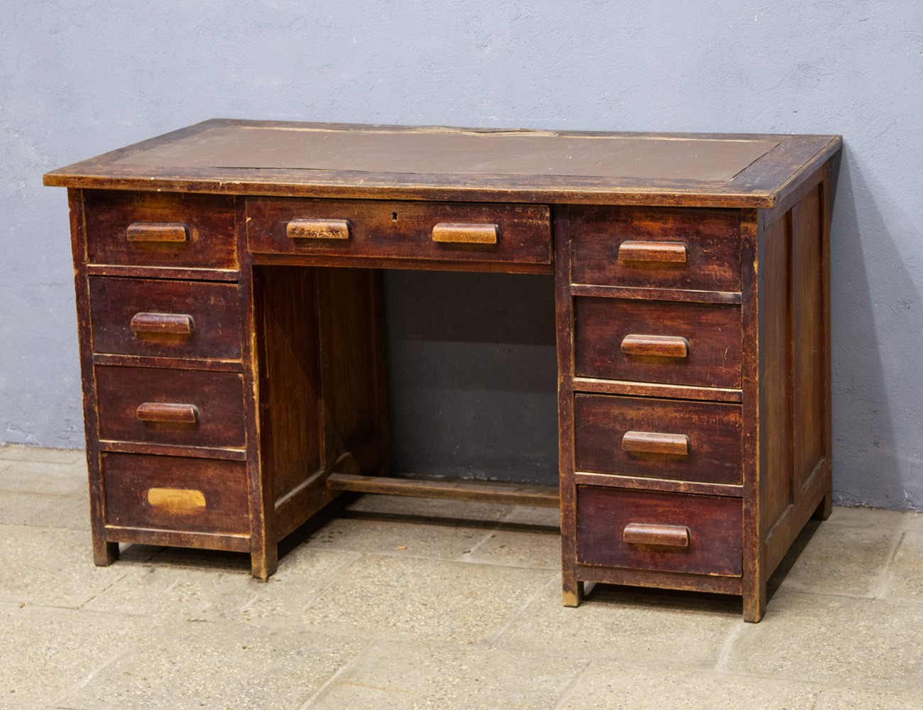 Старинный конторский письменный стол