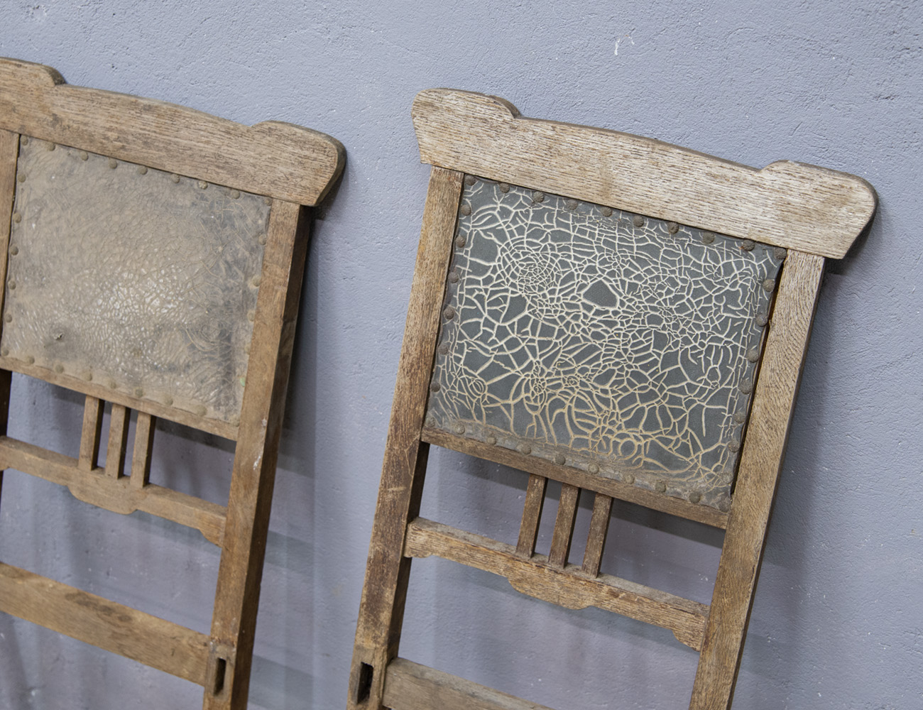 Дубовые спинки старинных стульев