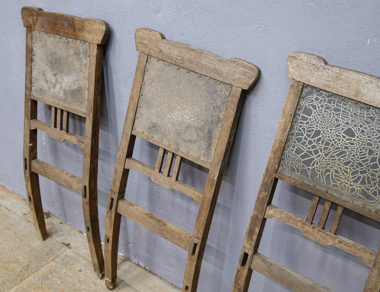 Дубовые спинки старинных стульев