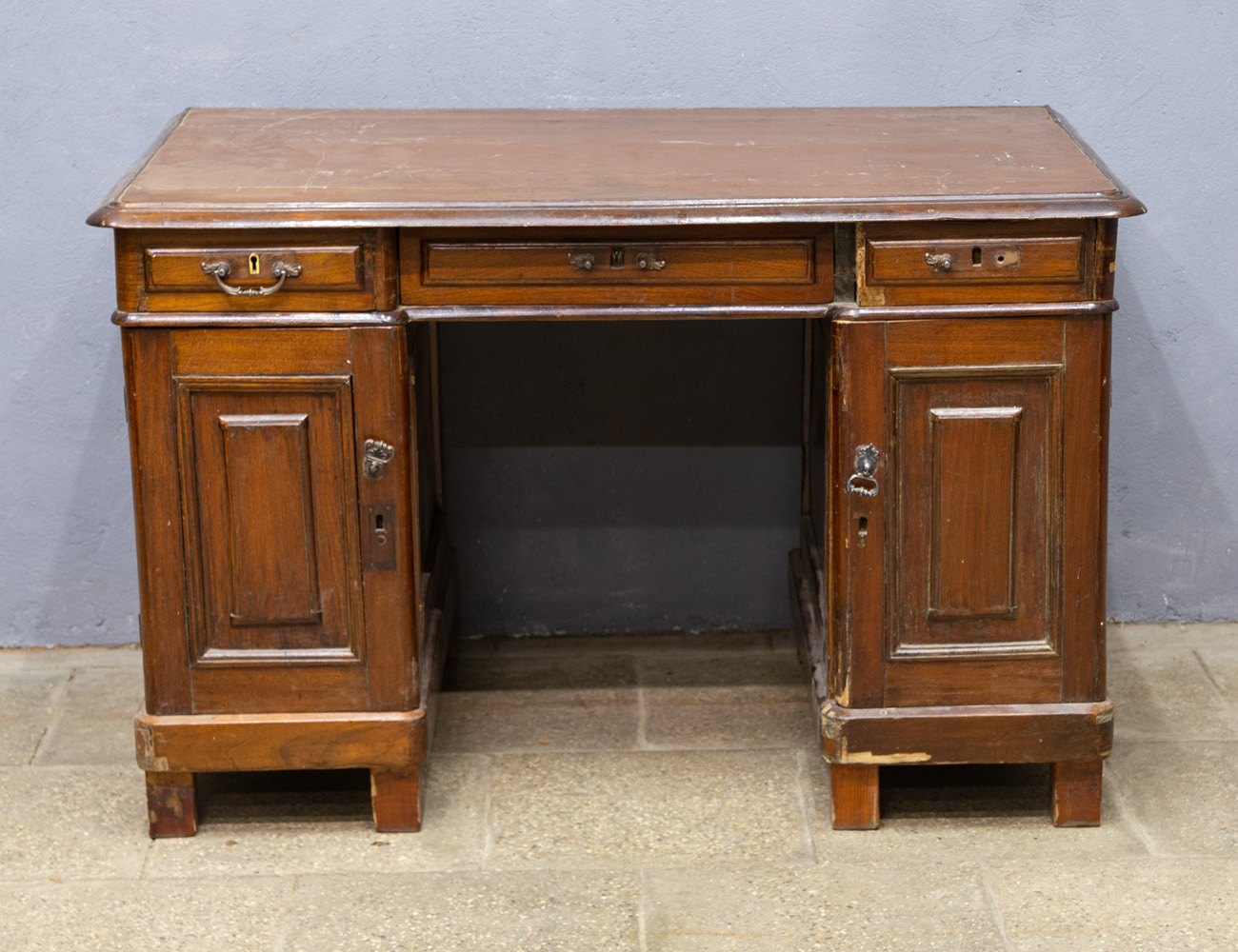 Старинный письменный стол