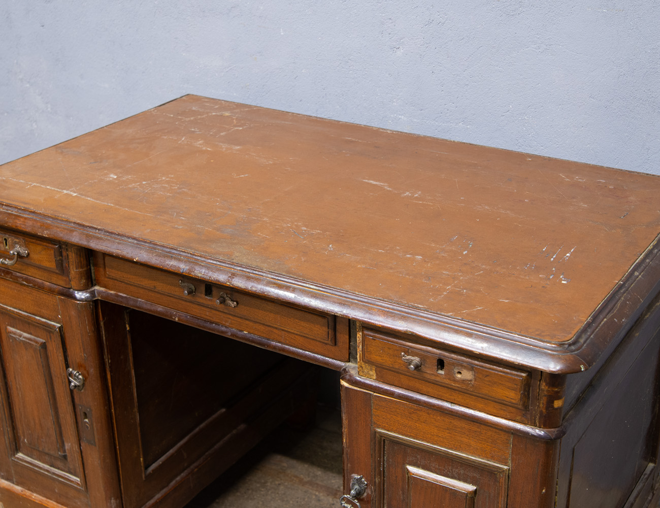 Старинный письменный стол