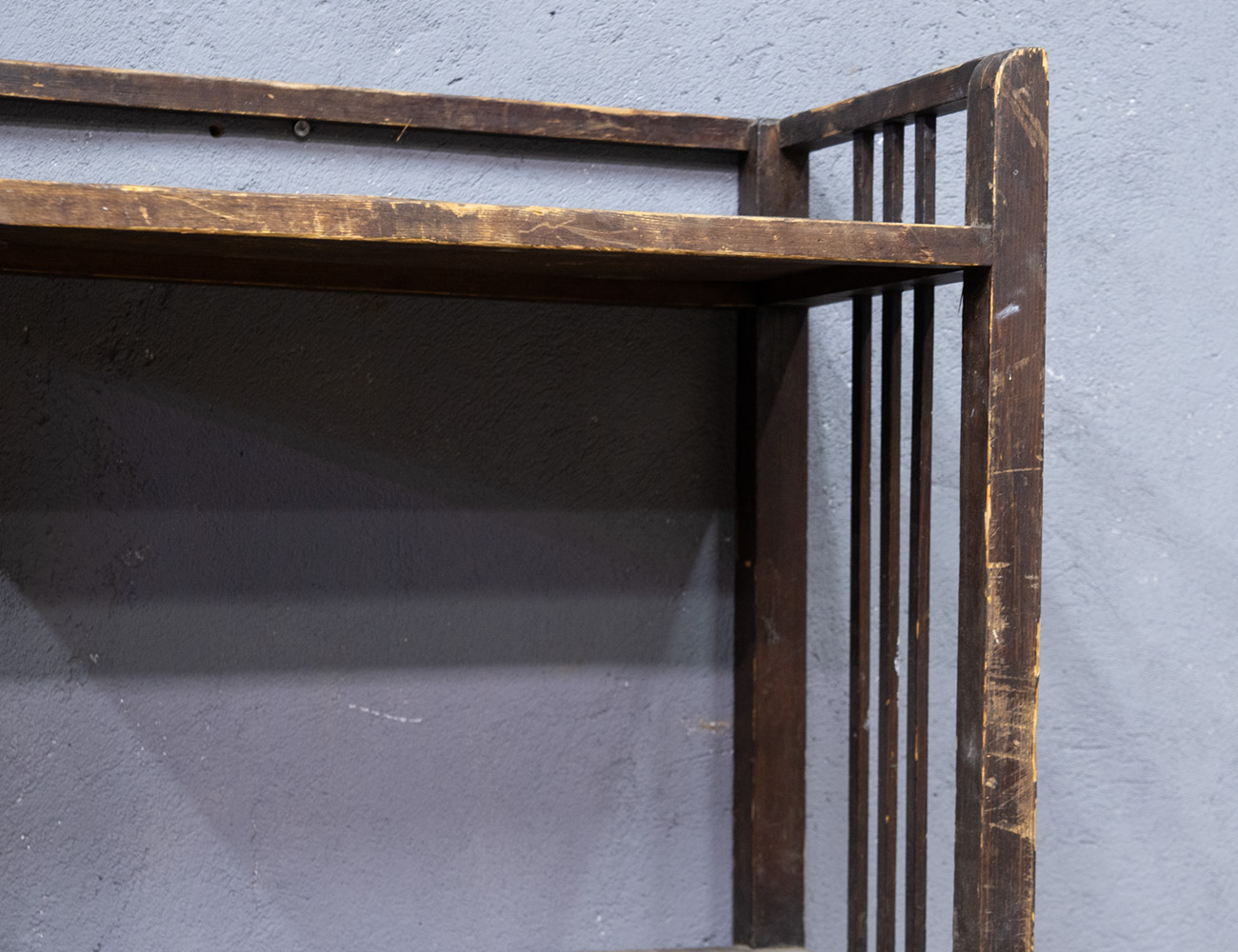 Старинная навесная полка
