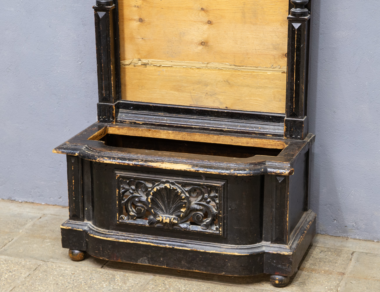 Старинное простеночное зеркало с цветочницей