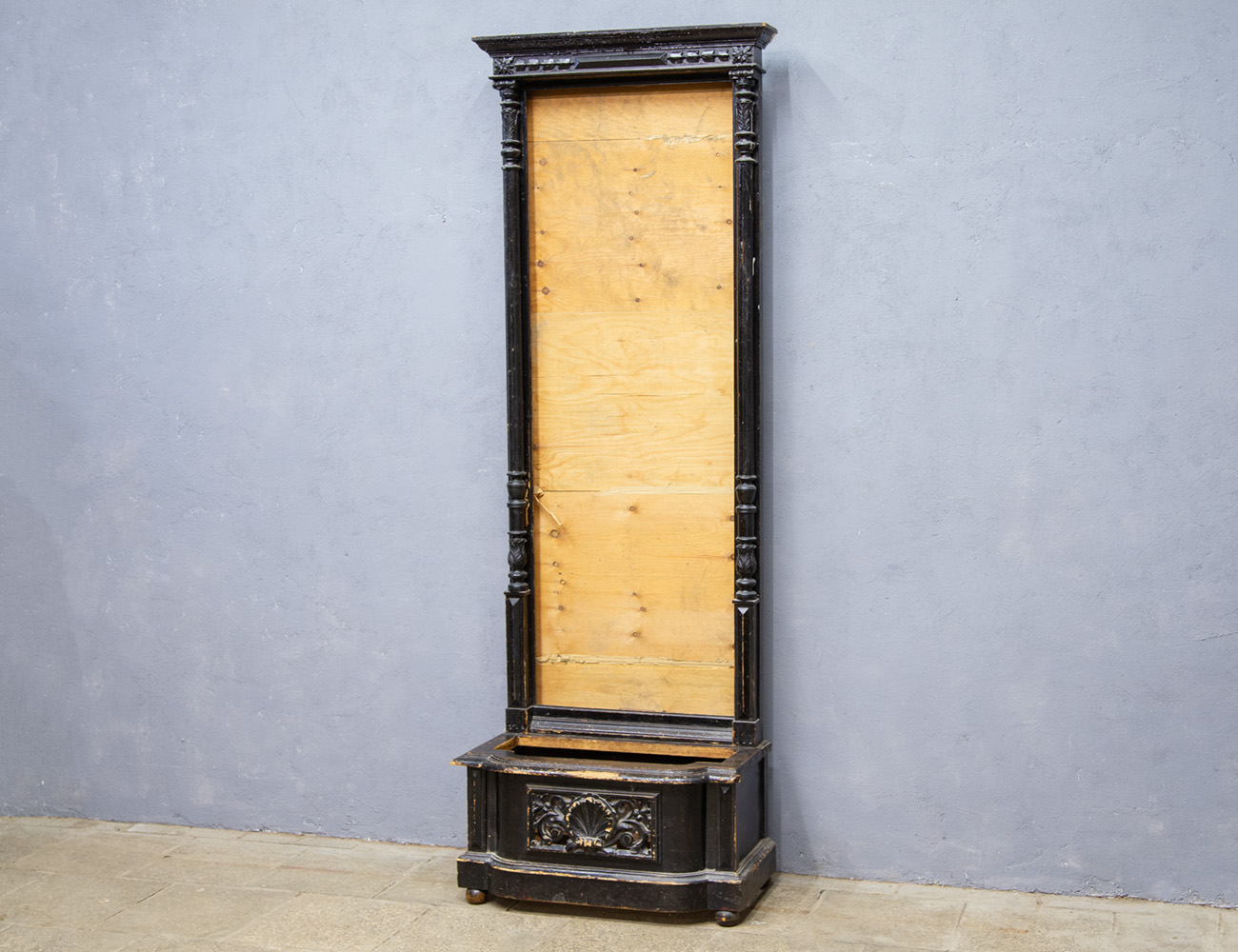 Старинное простеночное зеркало с цветочницей