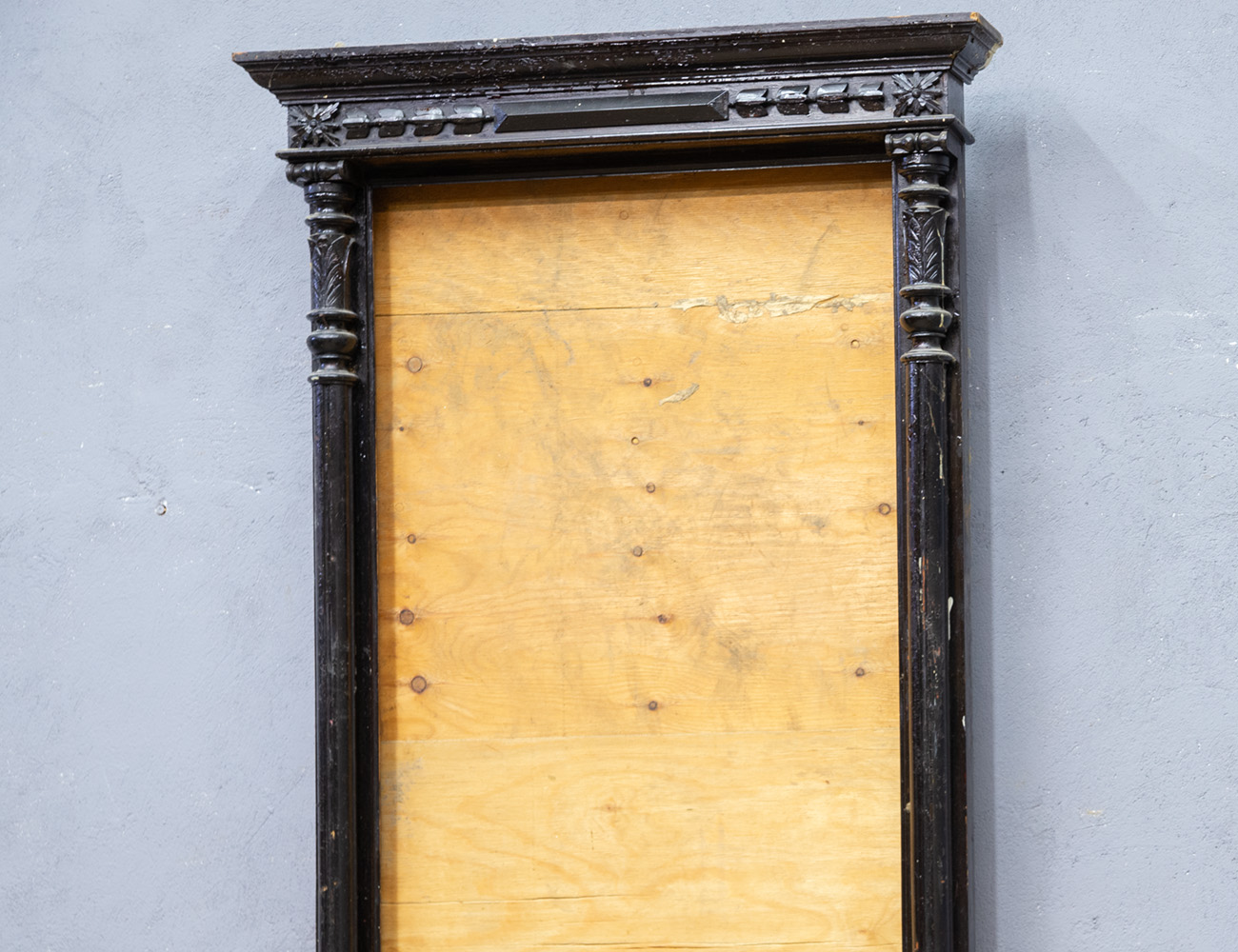 Старинное простеночное зеркало с цветочницей