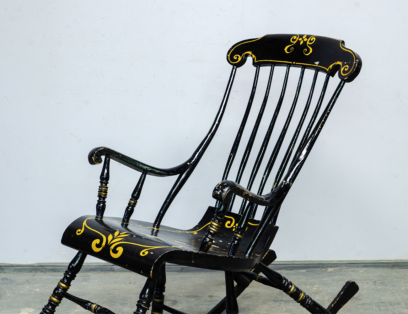 Старинное кресло-качалка