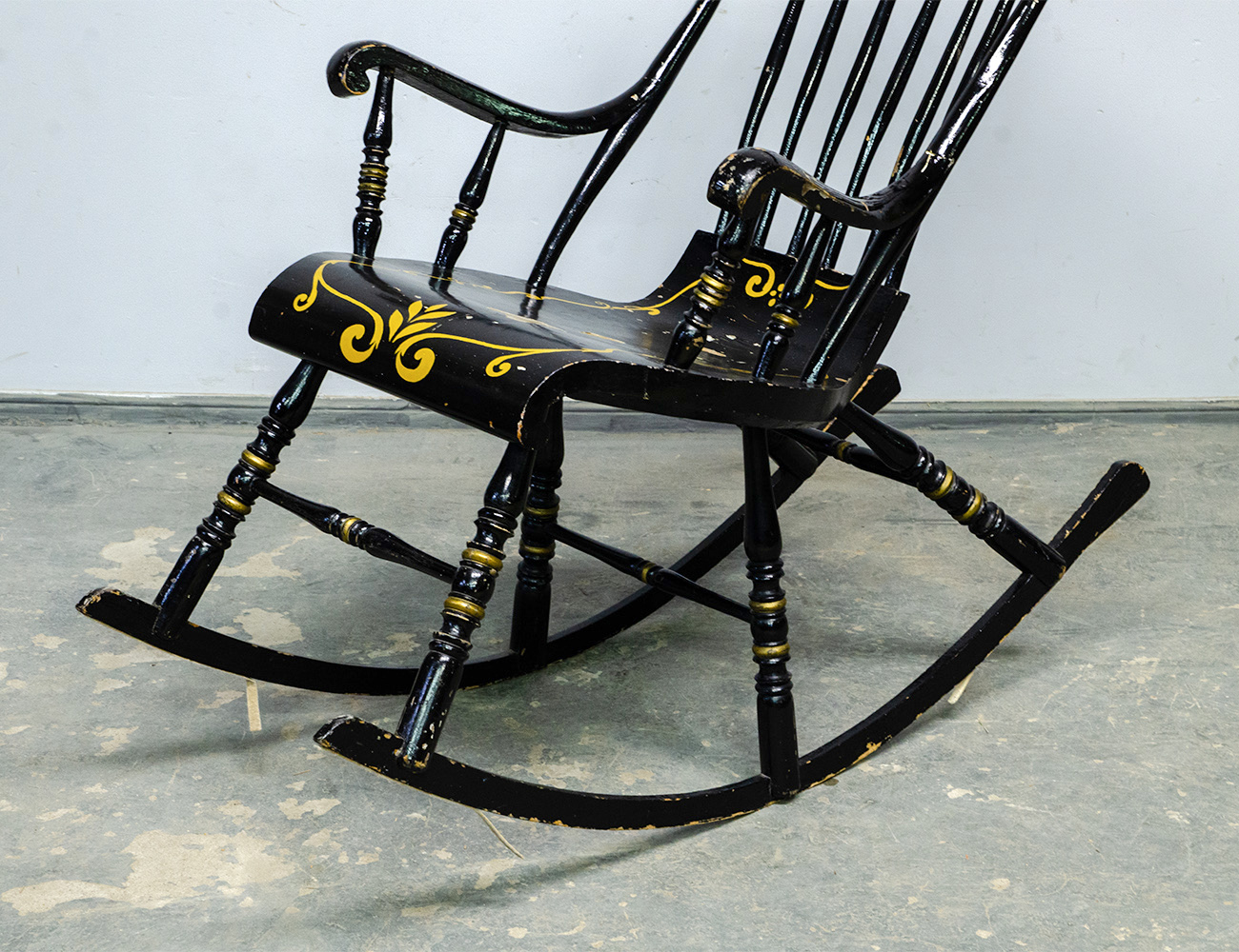 Старинное кресло-качалка