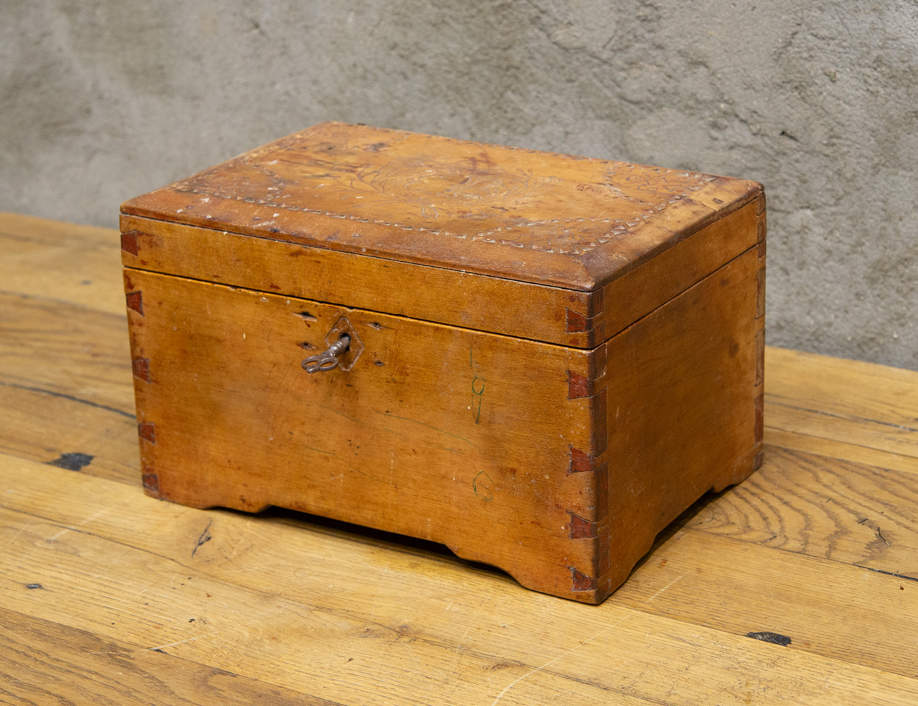 Старинный ларь с ключом