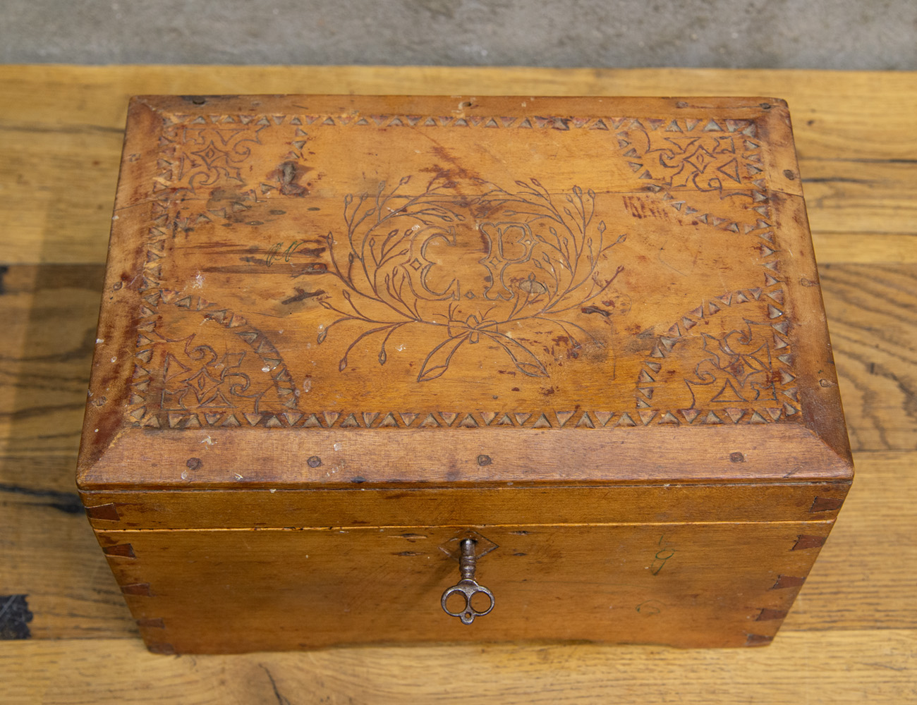 Старинный ларь с ключом