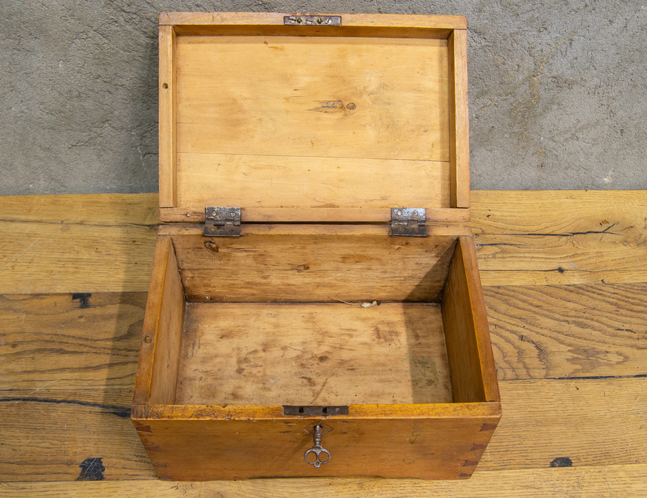 Старинный ларь с ключом