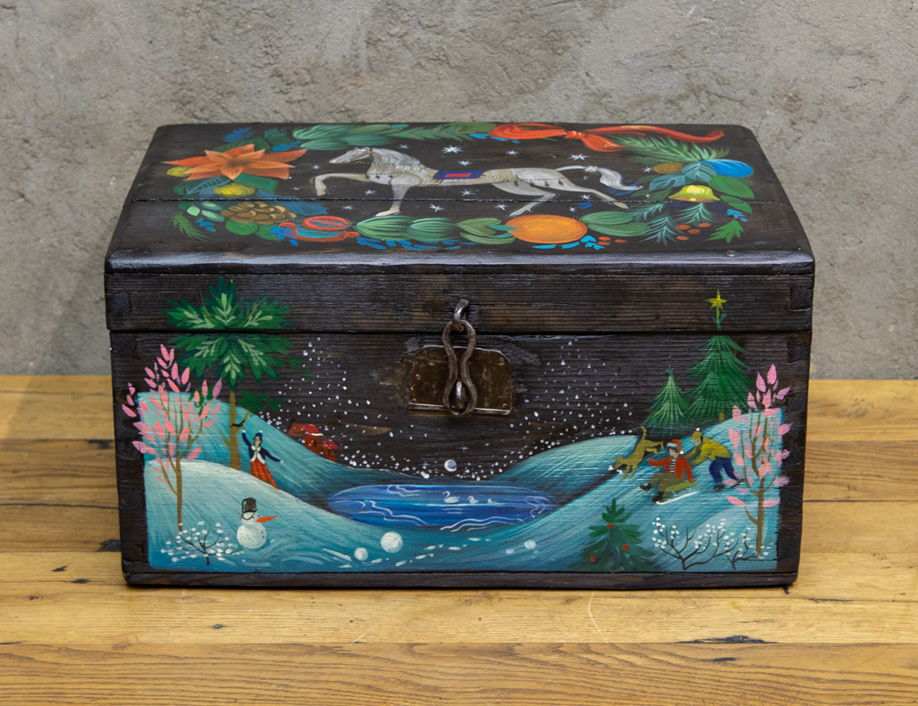 Расписной сундук для новогодних игрушек
