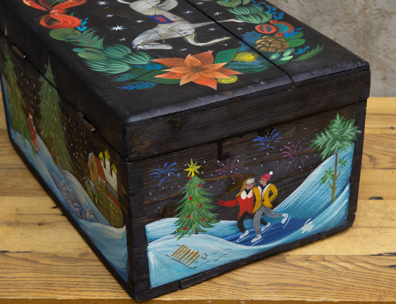 Расписной сундук для новогодних игрушек