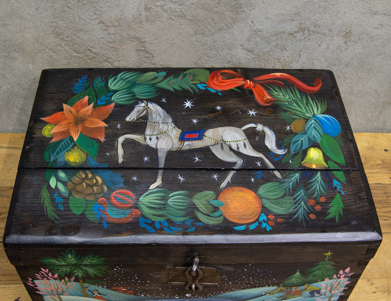 Расписной сундук для новогодних игрушек