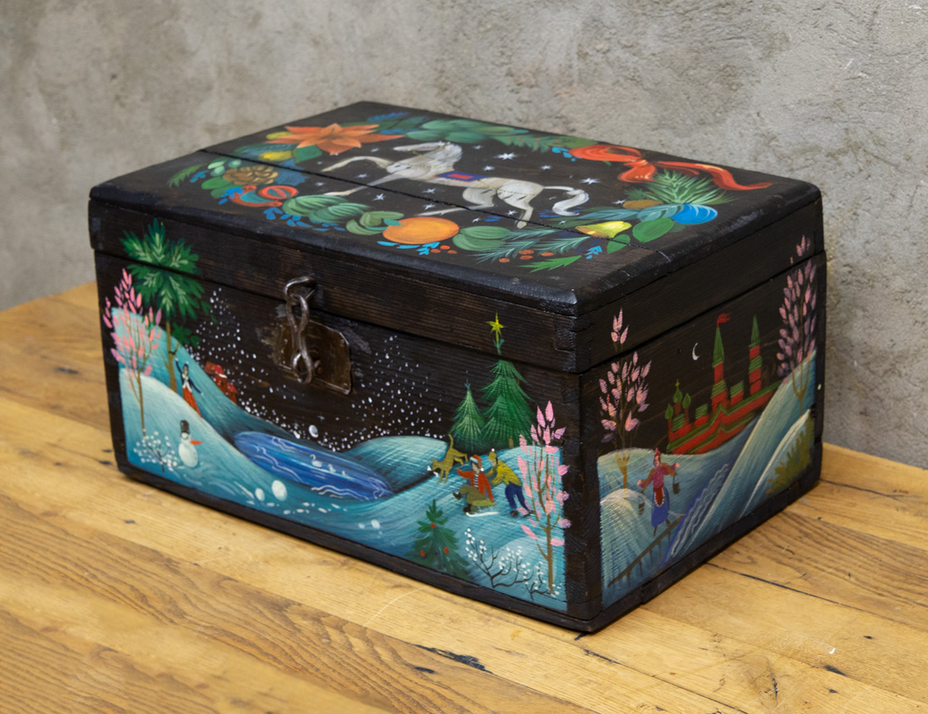 Расписной сундук для новогодних игрушек