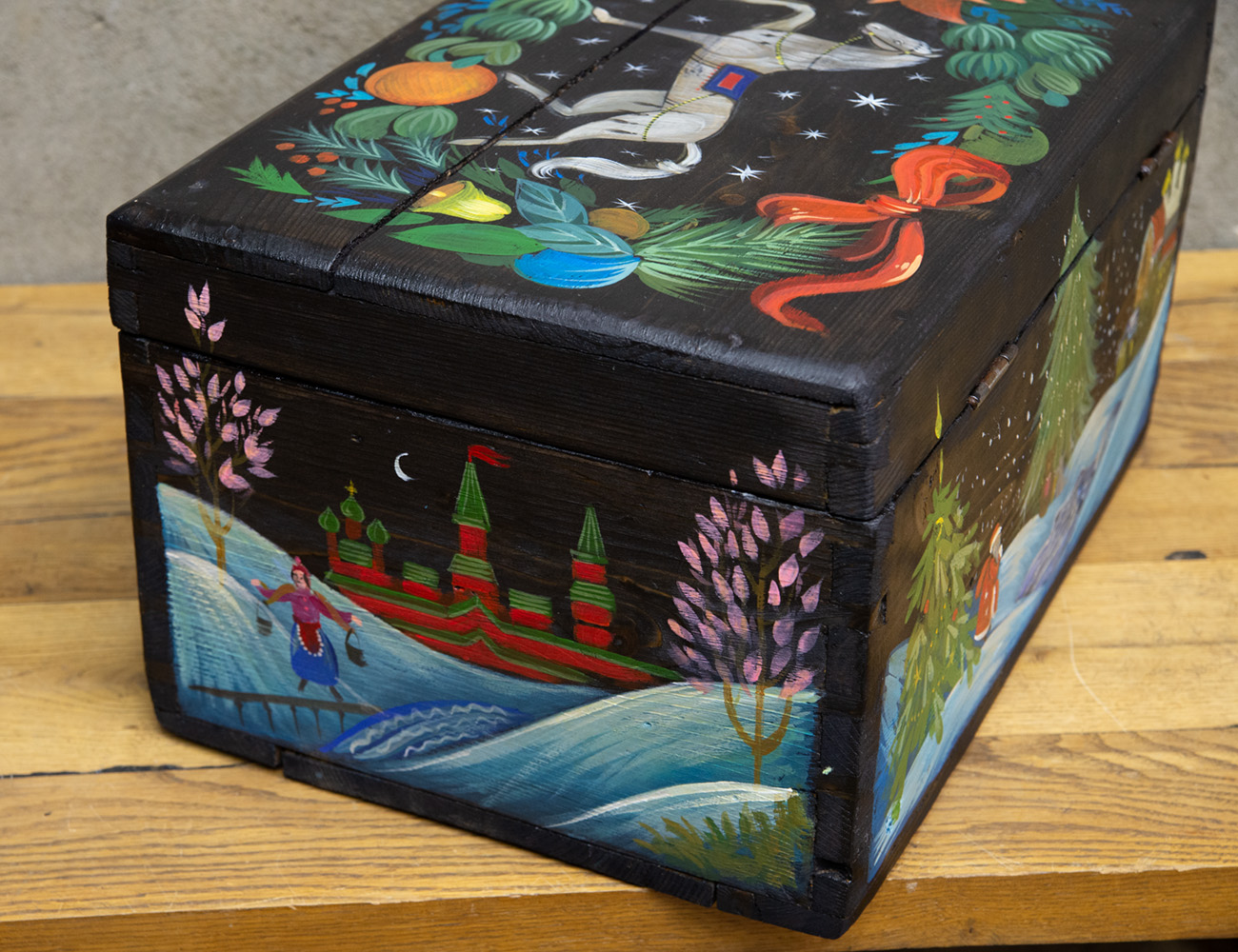 Расписной сундук для новогодних игрушек