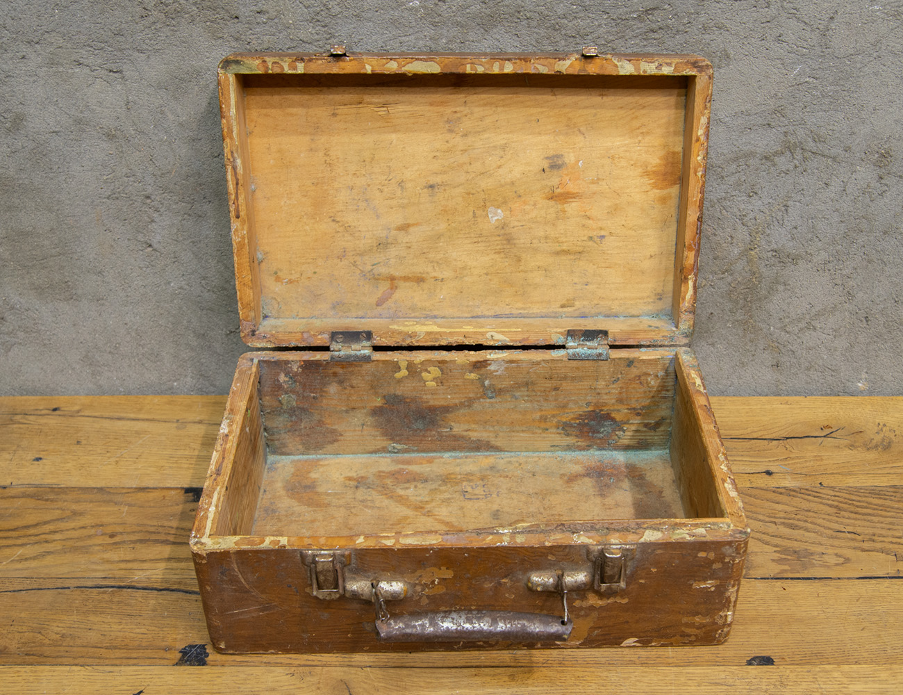 Старинный деревянный чемодан