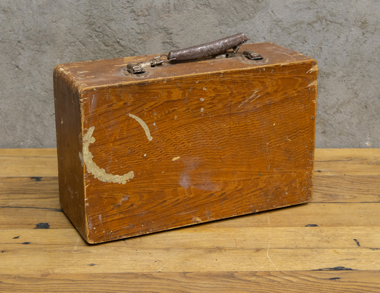 Старинный деревянный чемодан