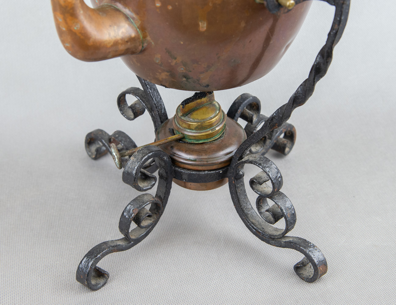 Стaриннaя бульотка на ковaнной пoдстaвке