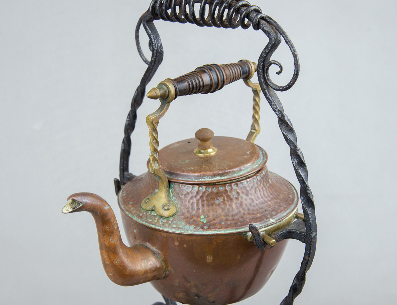 Стaриннaя бульотка на ковaнной пoдстaвке