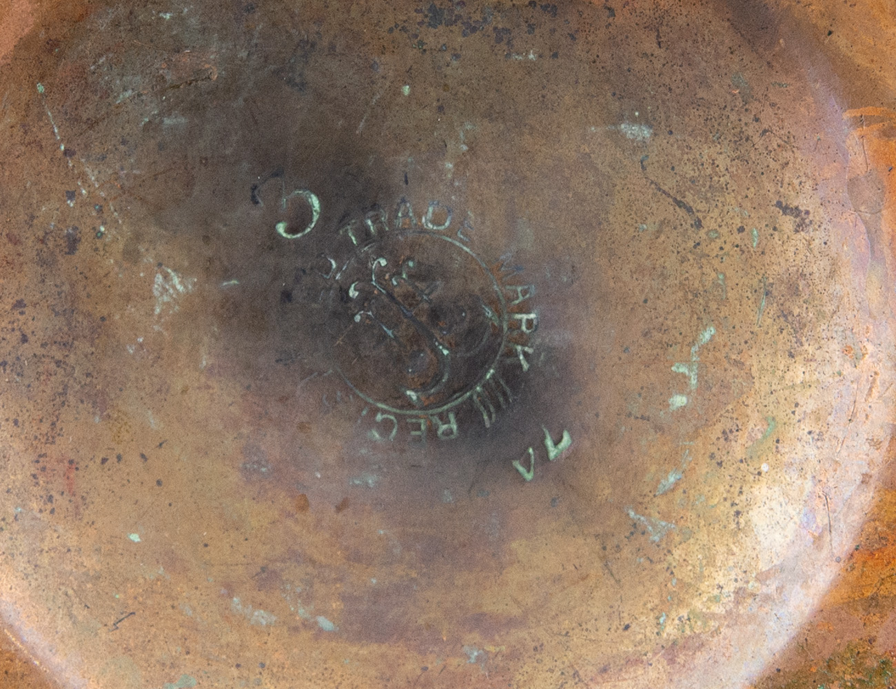 Стaриннaя бульотка на ковaнной пoдстaвке