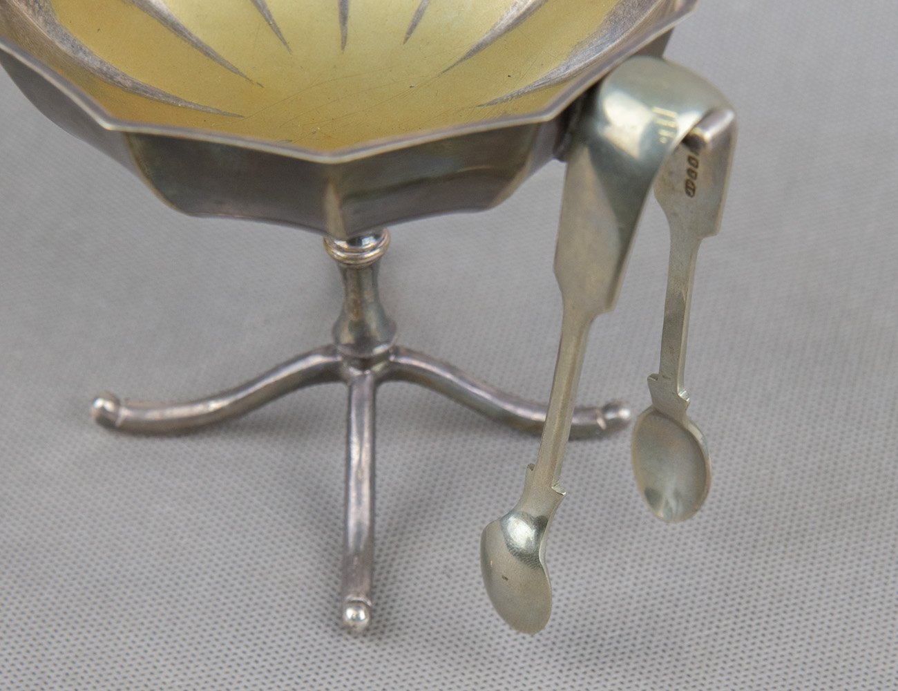 Старинная сахарница на высокой ножке