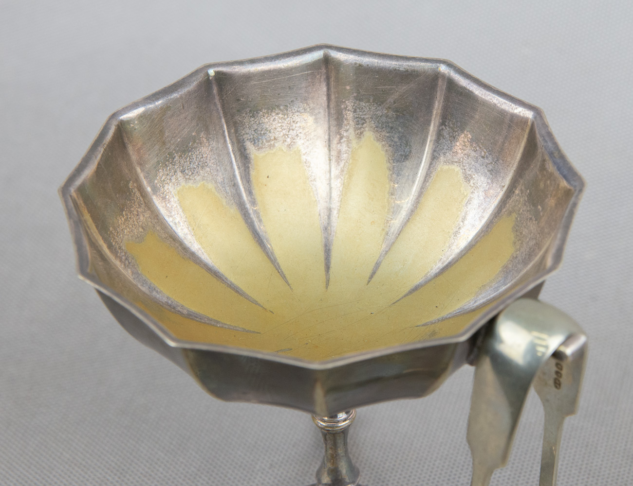 Старинная сахарница на высокой ножке