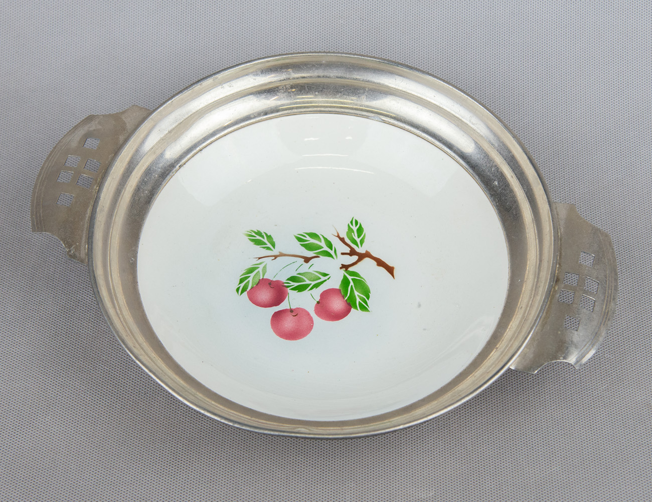 Старинное блюдо с вишнями