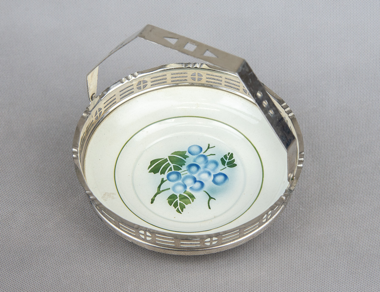 Стaриннaя вaзa для фpуктов