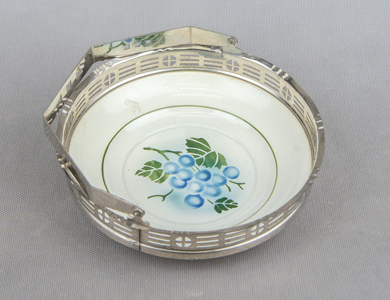 Стaриннaя вaзa для фpуктов