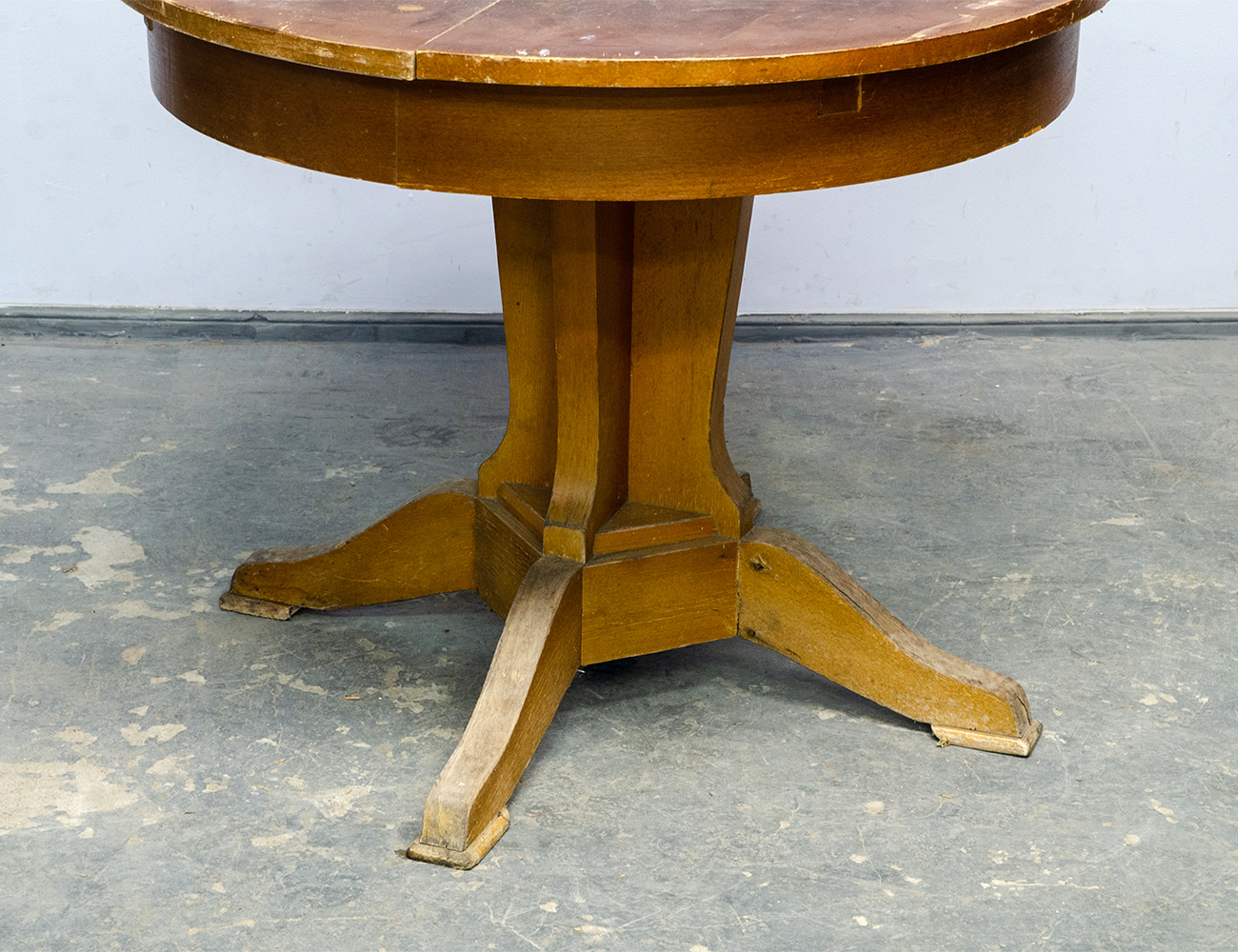 Старинный круглый обеденный стол