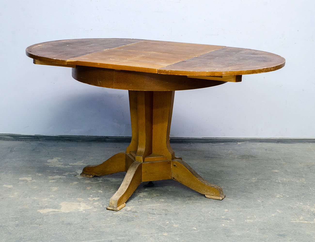 Старинный круглый обеденный стол